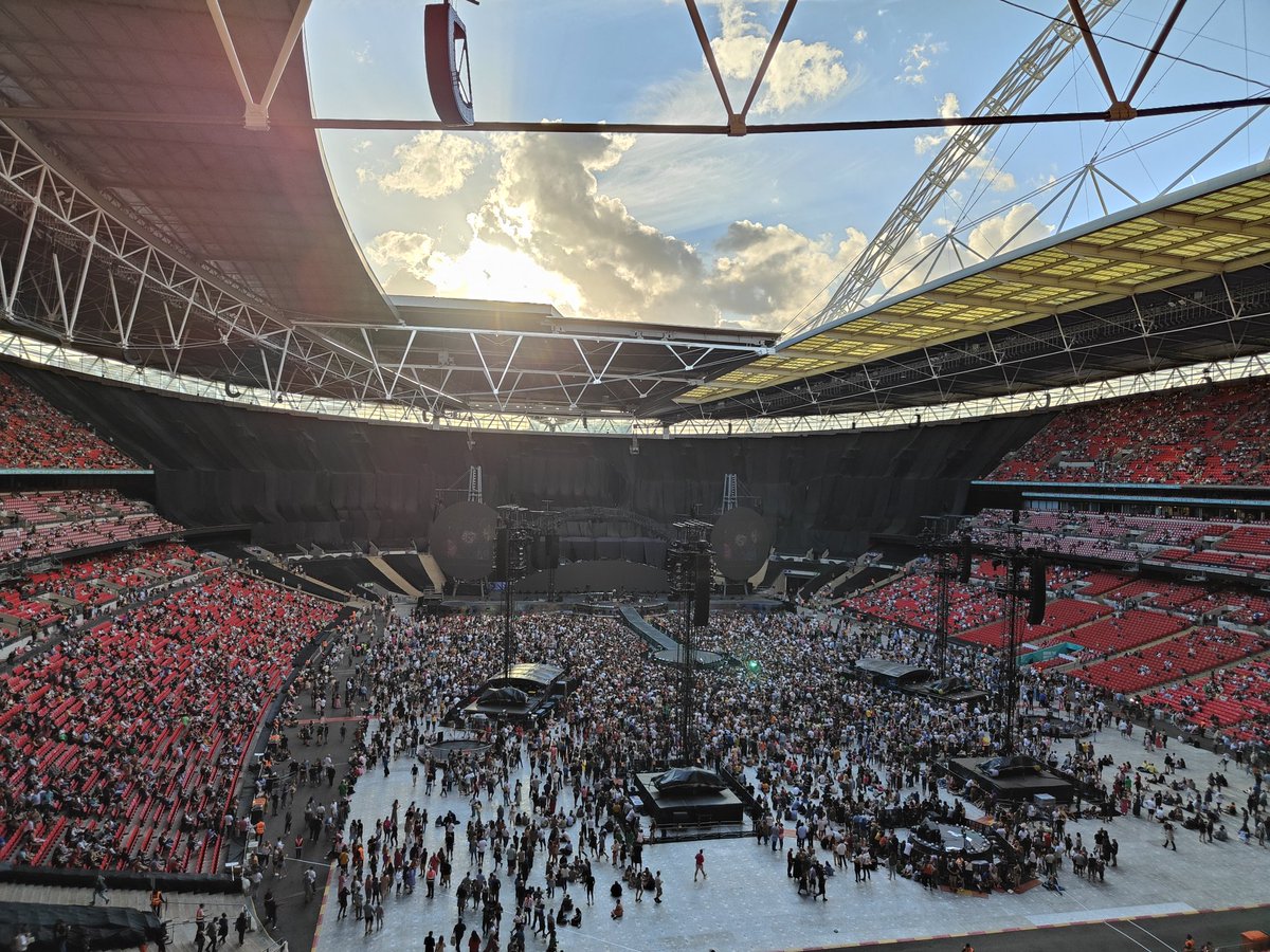 cass_training's tweet photo. 'Everyone is an alien somewhere.'
#ColdplayWembly https://t.co/b39SnJeqMX
