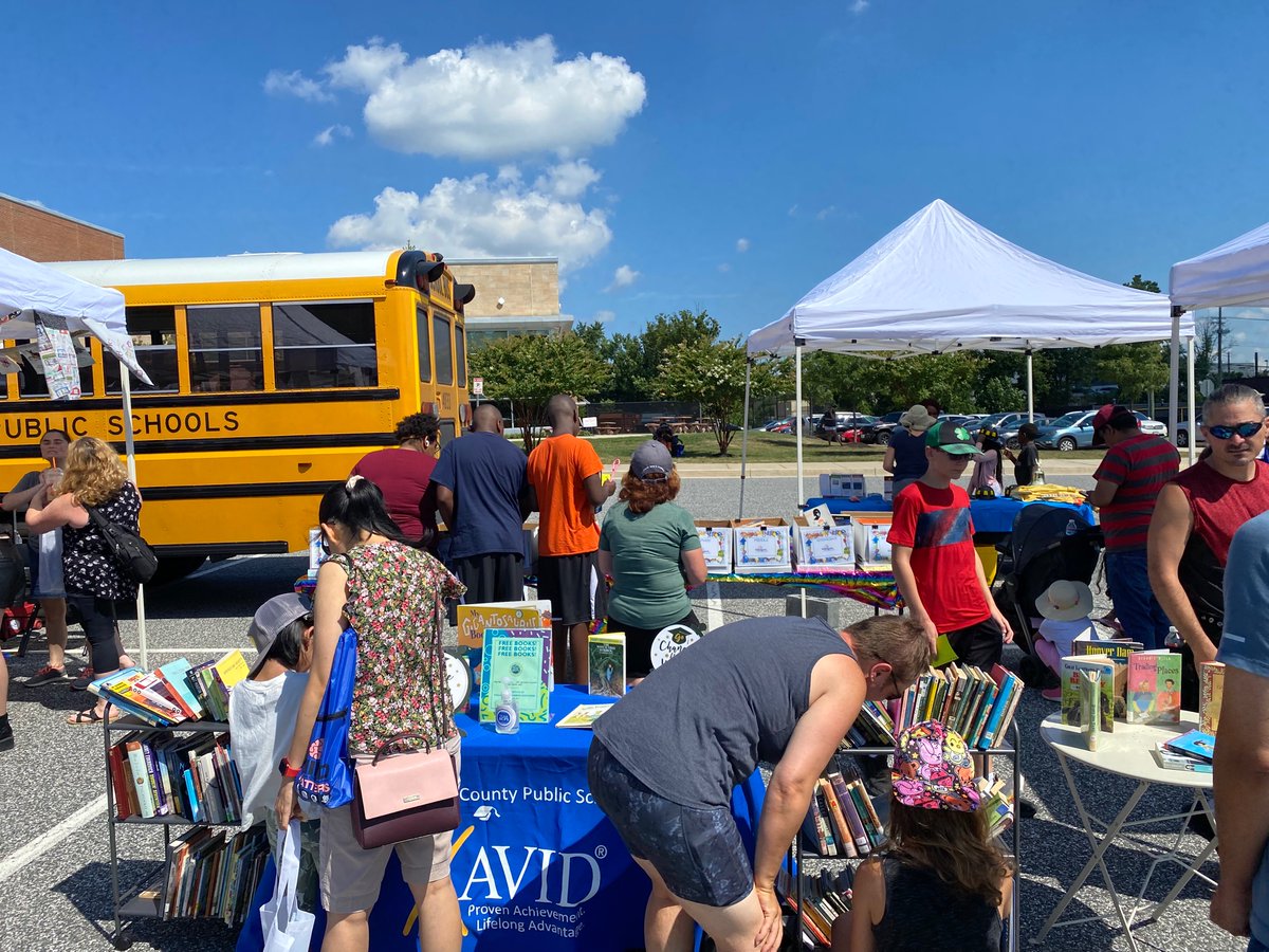 HRCWooldridge's tweet photo. #Thanks @BaltCoPS @foundationbcps for all the free books! We estimate that we gave away almost 500 books today at #Back2BCPS Fest! Couldn’t do it without you! @BCPS_Sup https://t.co/3qNl33hrvq
