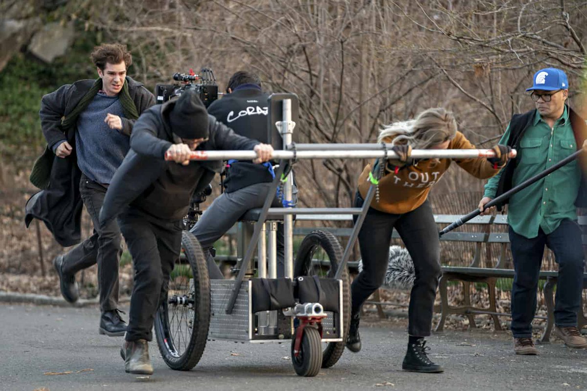 🌟• Hoy celebramos el cumpleaños de uno de los actores del momento: #AndrewGarfield, y le rendimos homenaje con estas imágenes del #detrásdeescenas de #TickTickBoom.