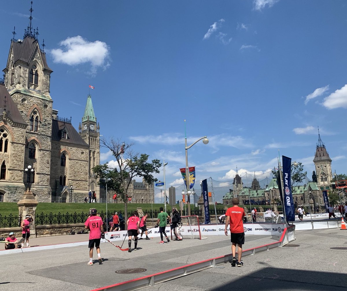 canadianosprey's tweet photo. This is the kind of blockade of Wellington I can get behind.  Example #634826 of why it should never  be reopened to traffic. #ottpoli ⁦@PlayOnCanada⁩ #OttBike #ottped https://t.co/ivv4RXsIPf