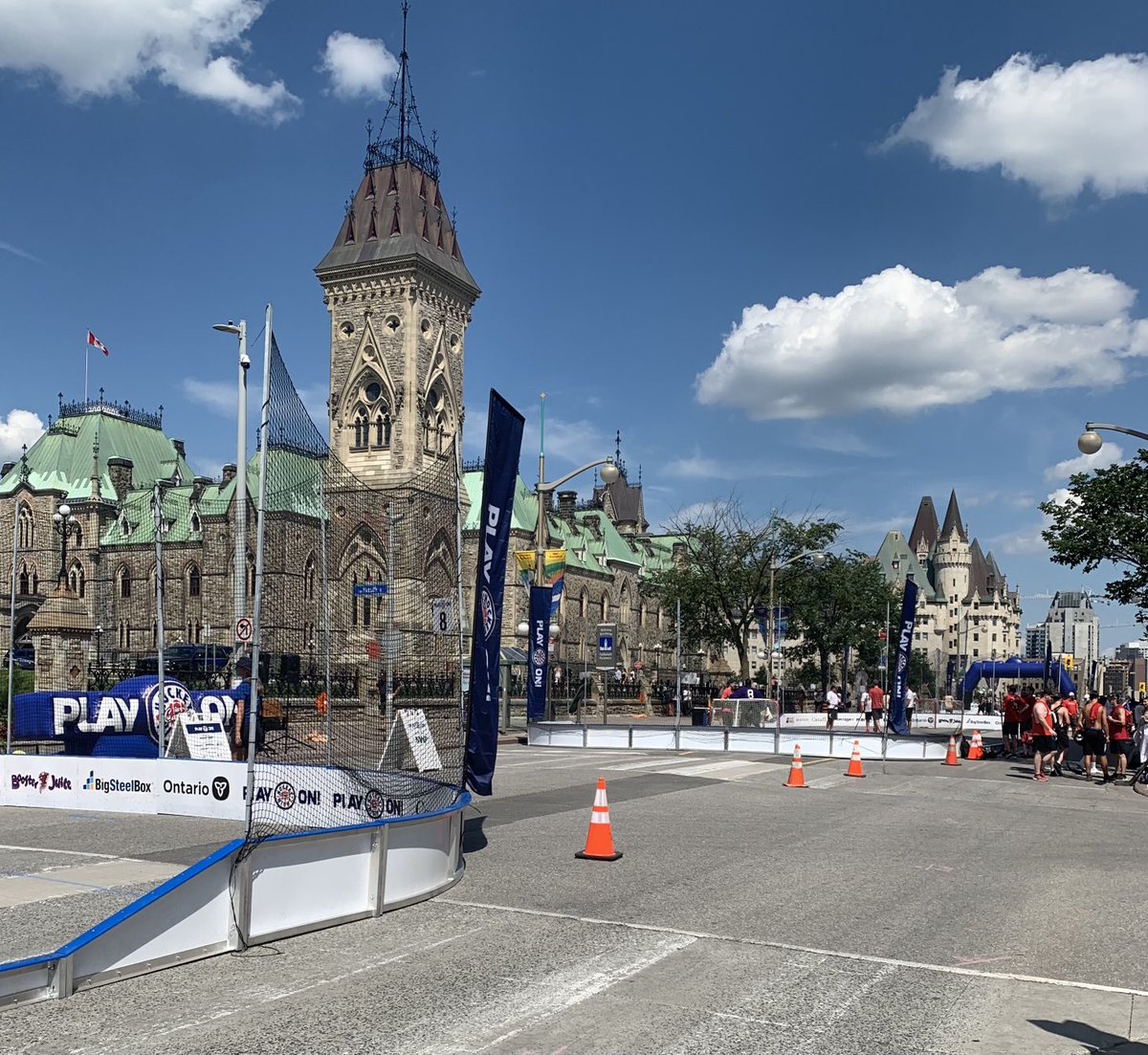 canadianosprey's tweet photo. This is the kind of blockade of Wellington I can get behind.  Example #634826 of why it should never  be reopened to traffic. #ottpoli ⁦@PlayOnCanada⁩ #OttBike #ottped https://t.co/ivv4RXsIPf