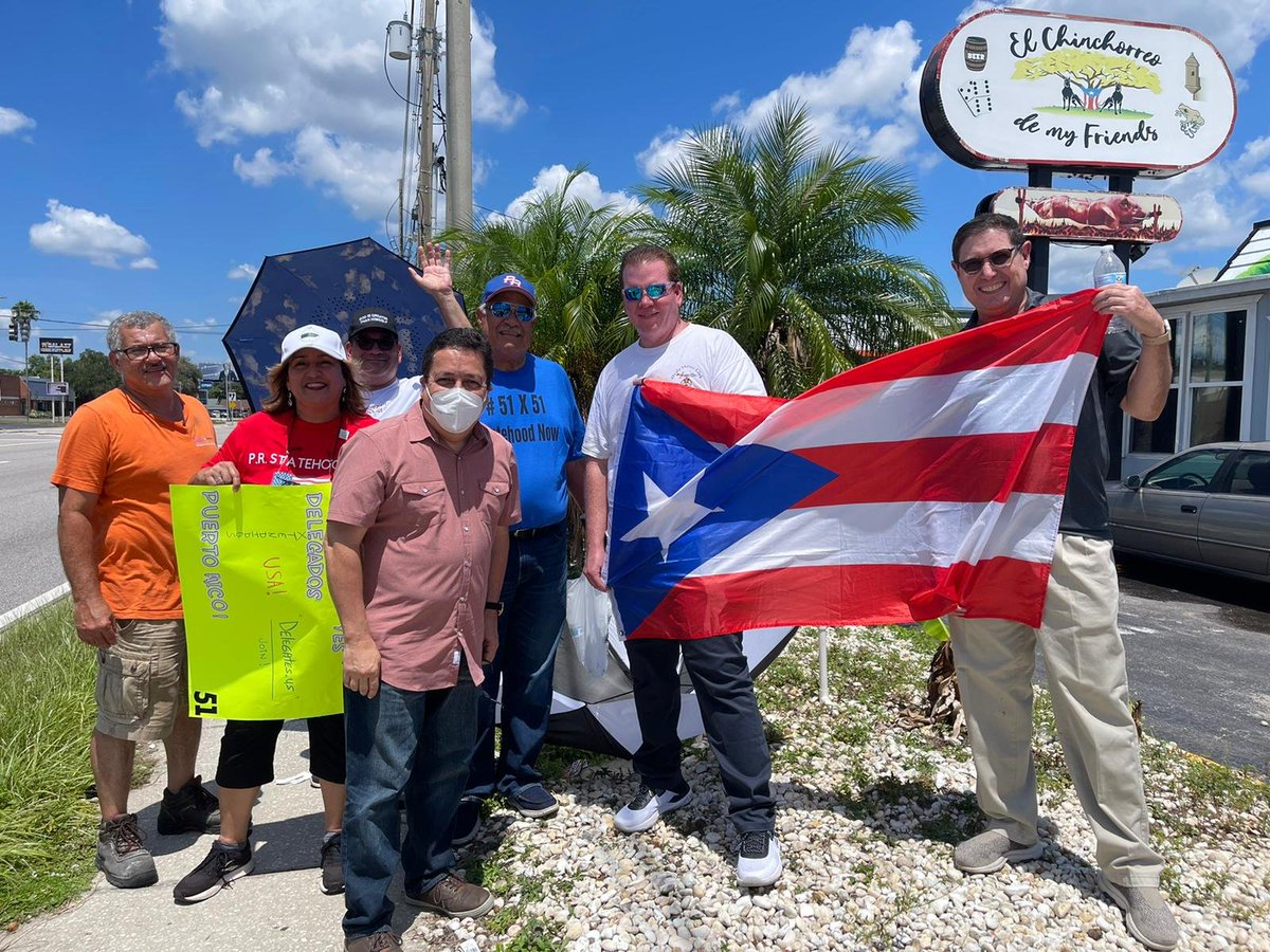 barricada_azul1's tweet photo. DELEGATES IN ACTION SEMORAN DR ORLANDO
Buscando la casa de mi nieto encontré a hermanos Estadistas en un #DelegatesInAction alli estaba Cecil que Registraba un nuevo delegado, Joe Rodriguez (candidato a camara estatal ) Santos y más.
Un abrazo a todos. https://t.co/sEO5pnnTOb