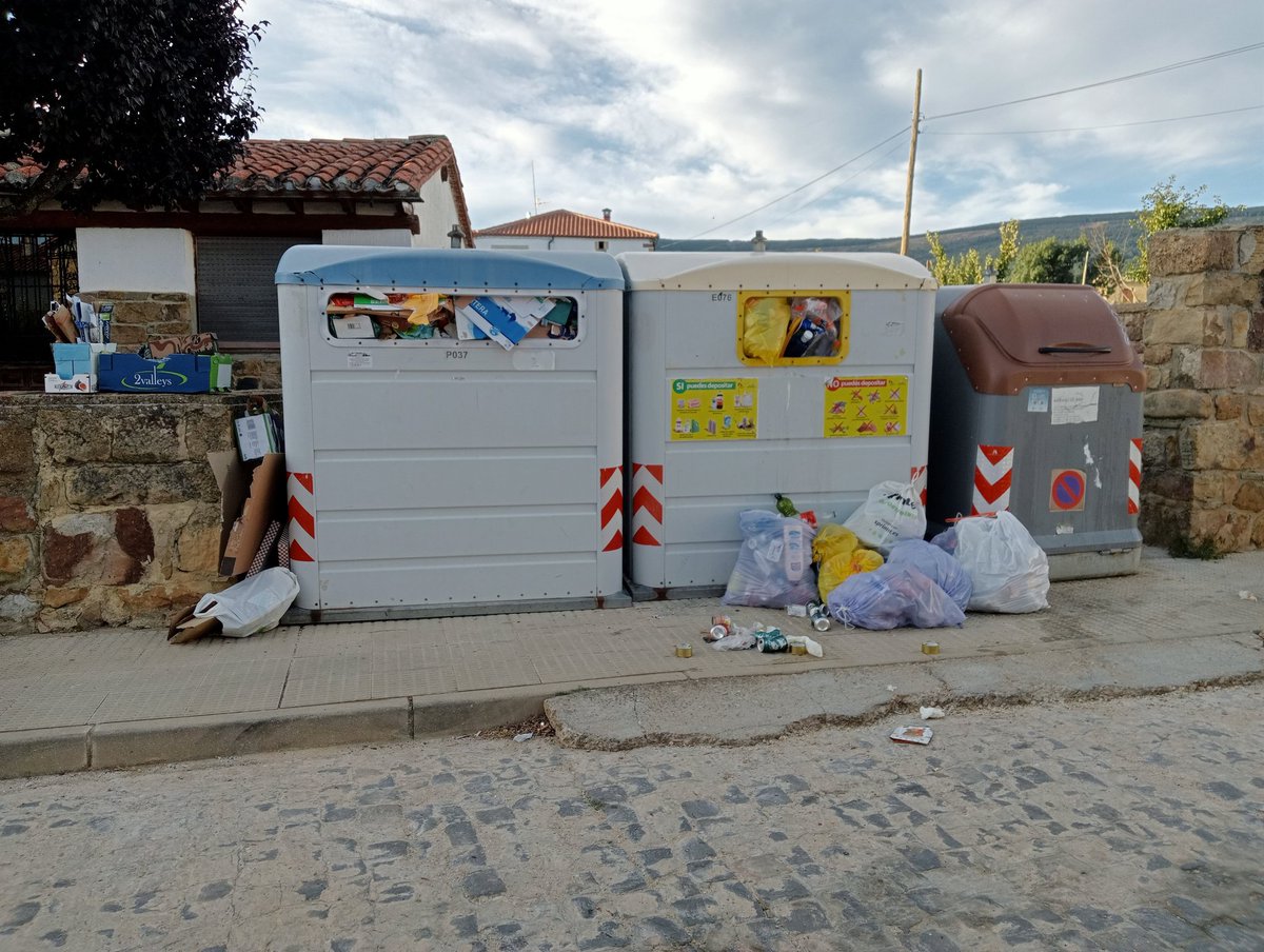 ValdeavellanoT's tweet photo. Así se encuentran ahora mismo los contenedores de todo @ayunvaldetera. @dipsoria es una vergüenza la gestión de estos residuos de este verano. https://t.co/Eg2dt2ezQN