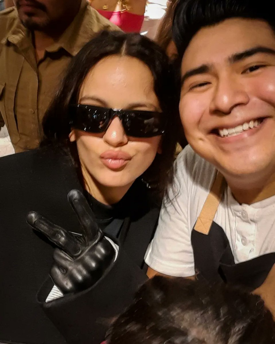 danielhdz145's tweet photo. Ayer fue el concierto de Rosalia en Mty y no fui, pero me la tope en la plaza en donde trabajo. �� 
Humilde mi chiquitita, te amo @rosalia
#motomamiworldtour #motomami #Rosalia #Monterrey https://t.co/A6SMxszfUF
