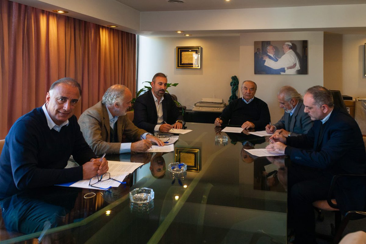 #Paritarias: Nuevo acuerdo

Nuestro Secretario General, cro. Armando Cavalieri alcanzó el acuerdo para adelantar el tramo previsto para enero con un aumento del 20,5% en agosto. Se agregará un 10% en sep y un 11% en nov, con revisión en enero.

+info sec.org.ar/novedades.php?…