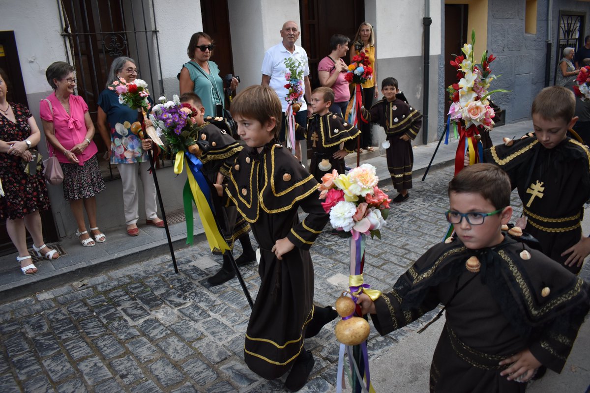 ajmorella's tweet photo. 📷 La dansa dels peregrins recorre els carrers de #Morella https://t.co/wAVV8N4DF9