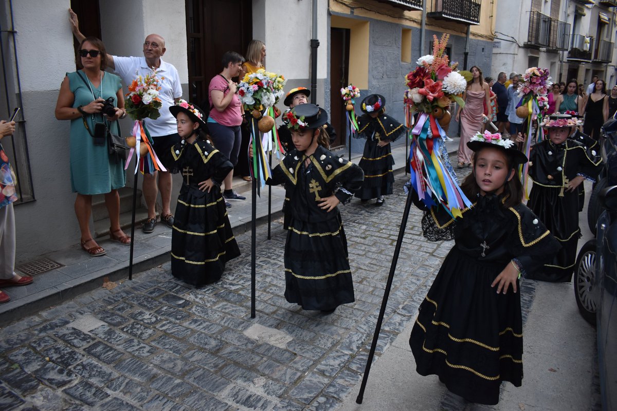 ajmorella's tweet photo. 📷 La dansa dels peregrins recorre els carrers de #Morella https://t.co/wAVV8N4DF9