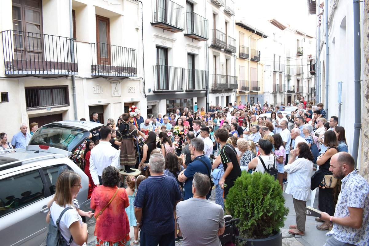 ajmorella's tweet photo. 📷 La dansa dels peregrins recorre els carrers de #Morella https://t.co/wAVV8N4DF9