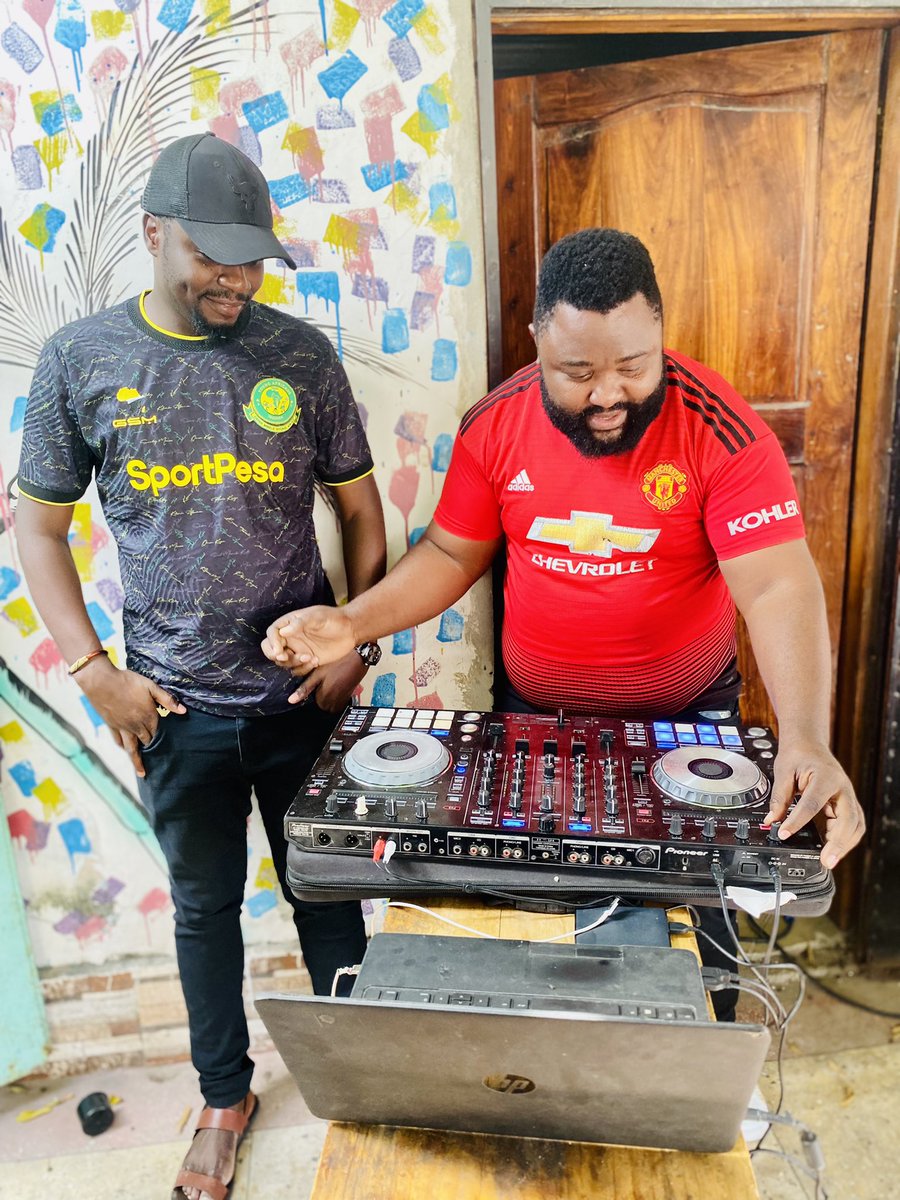 IAMartin_'s tweet photo. DJ @ExMayorUbungo piga ngoma ya “Leta Mzungu, tupo site”….. https://t.co/OURb7SEA0x