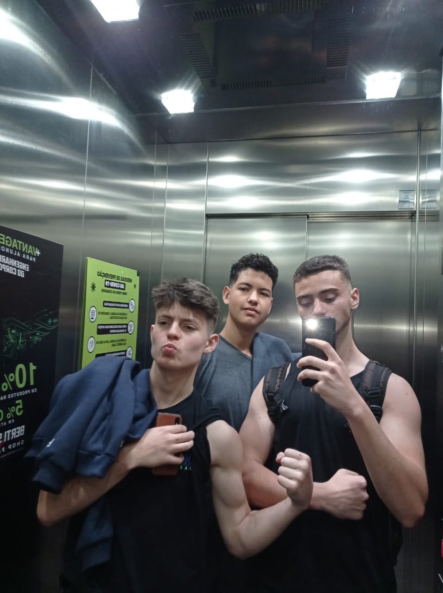 vitinhokkk_'s tweet photo. eu e os faixa no elevador voltando da academia https://t.co/ab64jsYv0k