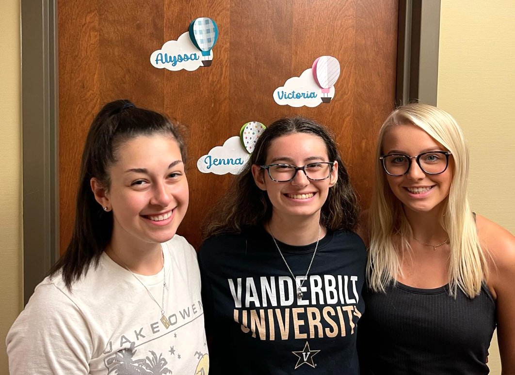 Our 3⃣ new Commodores are 🏡.

Welcome Alyssa, Victoria and <a href="/HedgepathJenna/">Jenna Hedgepath</a>‼️

#AnchorDown