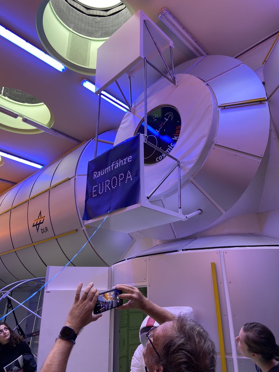 astro_matthias's tweet photo. Heute habe ich das #orbitall im @fezberlin besucht. Fragen der Kinder und Jugendlichen beantwortet, eine neue Raumfähre „Europa“ getauft und eine kurze Führung bekommen 👍 Ich komme gerne wieder! 😀 Und wer sich über die Sonnenbrille wundert 😎 Mein Auge ist entzündet 🤷🏻‍♂️ https://t.co/Y45If04hld