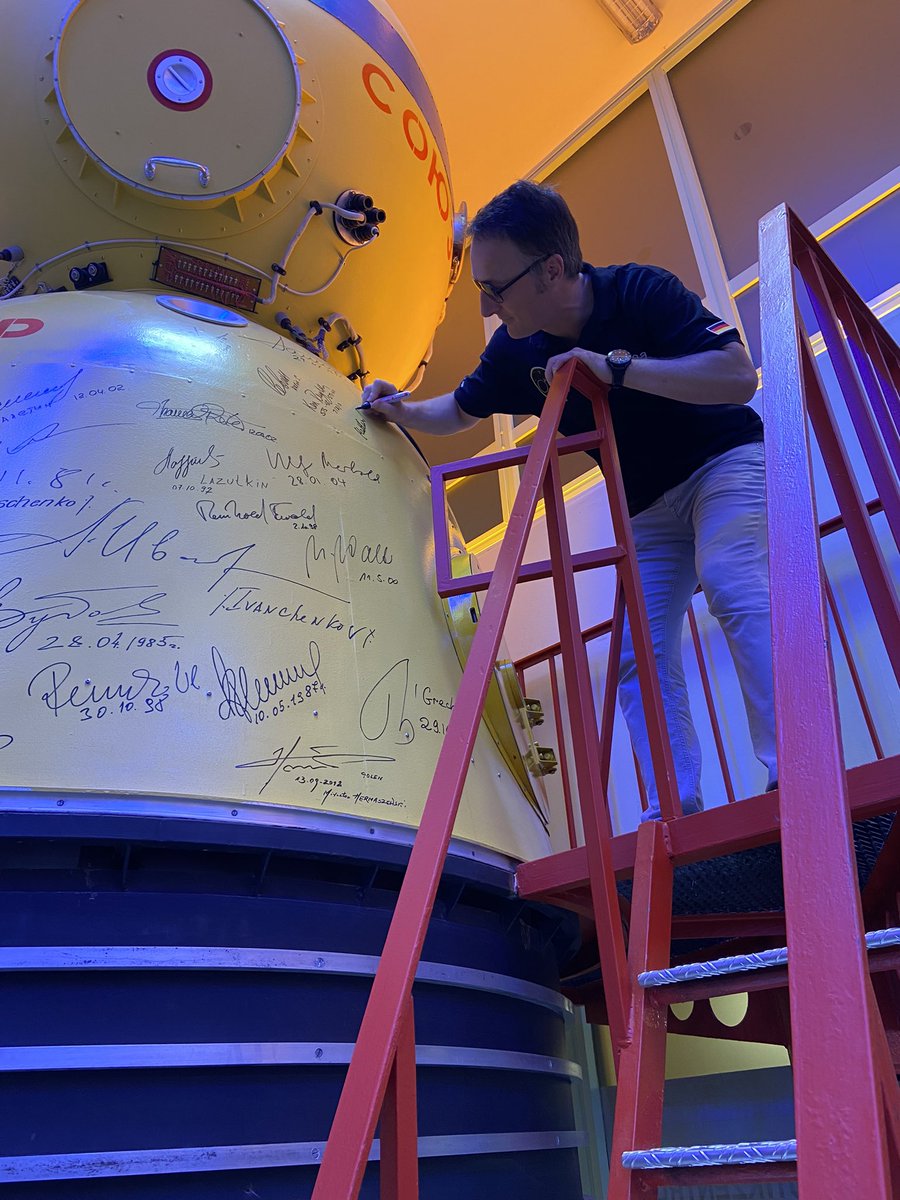 astro_matthias's tweet photo. Heute habe ich das #orbitall im @fezberlin besucht. Fragen der Kinder und Jugendlichen beantwortet, eine neue Raumfähre „Europa“ getauft und eine kurze Führung bekommen 👍 Ich komme gerne wieder! 😀 Und wer sich über die Sonnenbrille wundert 😎 Mein Auge ist entzündet 🤷🏻‍♂️ https://t.co/Y45If04hld