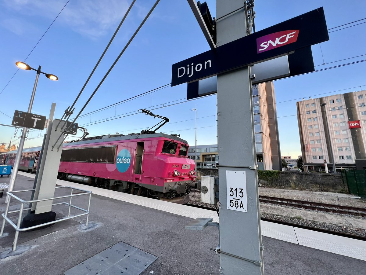 SebTrp's tweet photo. « Dijon, ici Dijon, 7min d’arrêt » 😉 (vous avez vu les pantos hein 😅) #teamOuigo #Ouigo #SNCF #teamSNCF #trains https://t.co/LFKne7cHhk