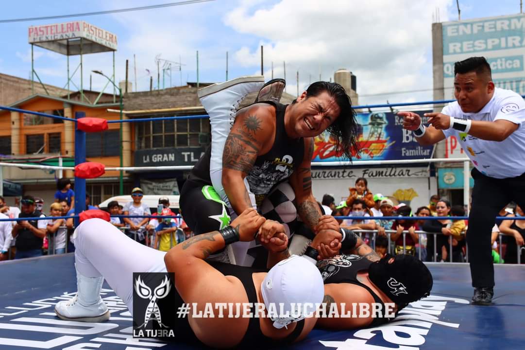 LaTijeraLucha's tweet photo. Gran combinación de los #CompadresRancheros al dar cuenta de los #JuniorsNuevaGeneracion, con un tremendo lance de #ChuchoElRoto sobre la humanidad de #HijoDeJaqueMate, para neutralizarlo y el #HijoDelBandido lleva al conteo de 3 a #GranMarkusNG con previa de una huracarrana... https://t.co/b1XoSpcQ0N