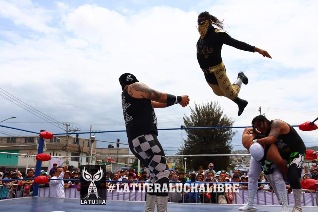 LaTijeraLucha's tweet photo. Gran combinación de los #CompadresRancheros al dar cuenta de los #JuniorsNuevaGeneracion, con un tremendo lance de #ChuchoElRoto sobre la humanidad de #HijoDeJaqueMate, para neutralizarlo y el #HijoDelBandido lleva al conteo de 3 a #GranMarkusNG con previa de una huracarrana... https://t.co/b1XoSpcQ0N