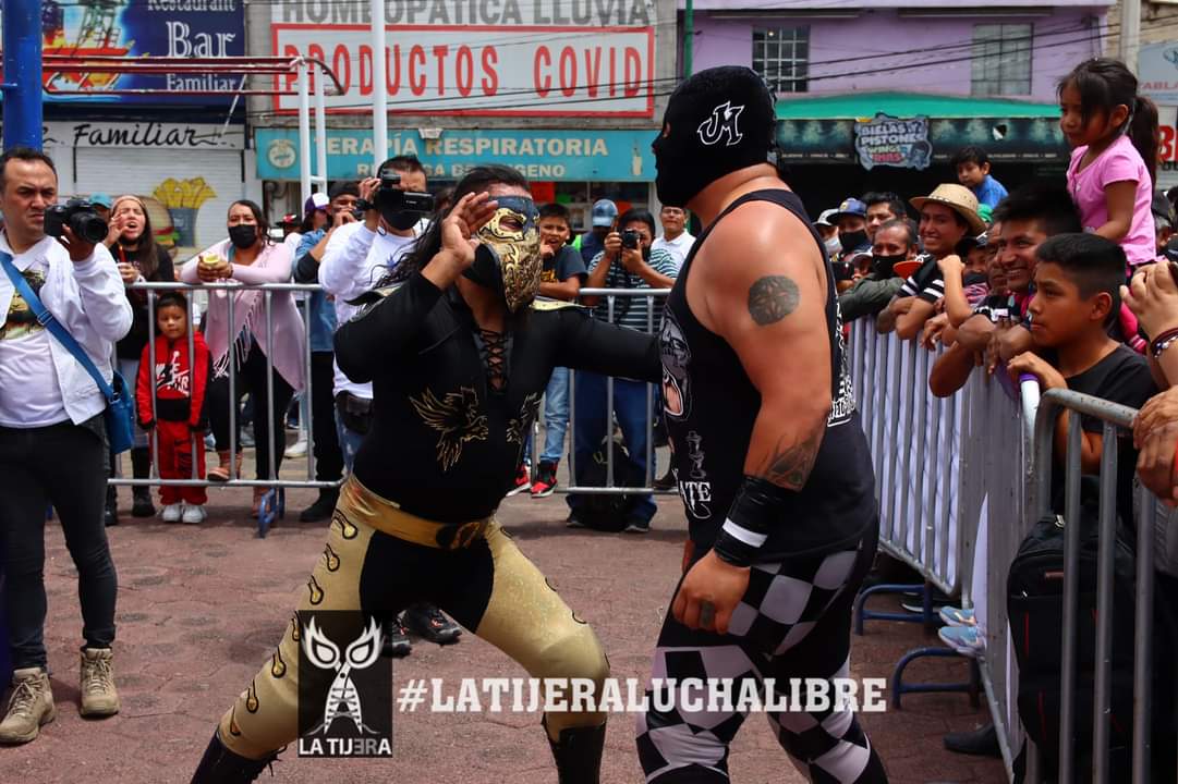 LaTijeraLucha's tweet photo. Gran combinación de los #CompadresRancheros al dar cuenta de los #JuniorsNuevaGeneracion, con un tremendo lance de #ChuchoElRoto sobre la humanidad de #HijoDeJaqueMate, para neutralizarlo y el #HijoDelBandido lleva al conteo de 3 a #GranMarkusNG con previa de una huracarrana... https://t.co/b1XoSpcQ0N