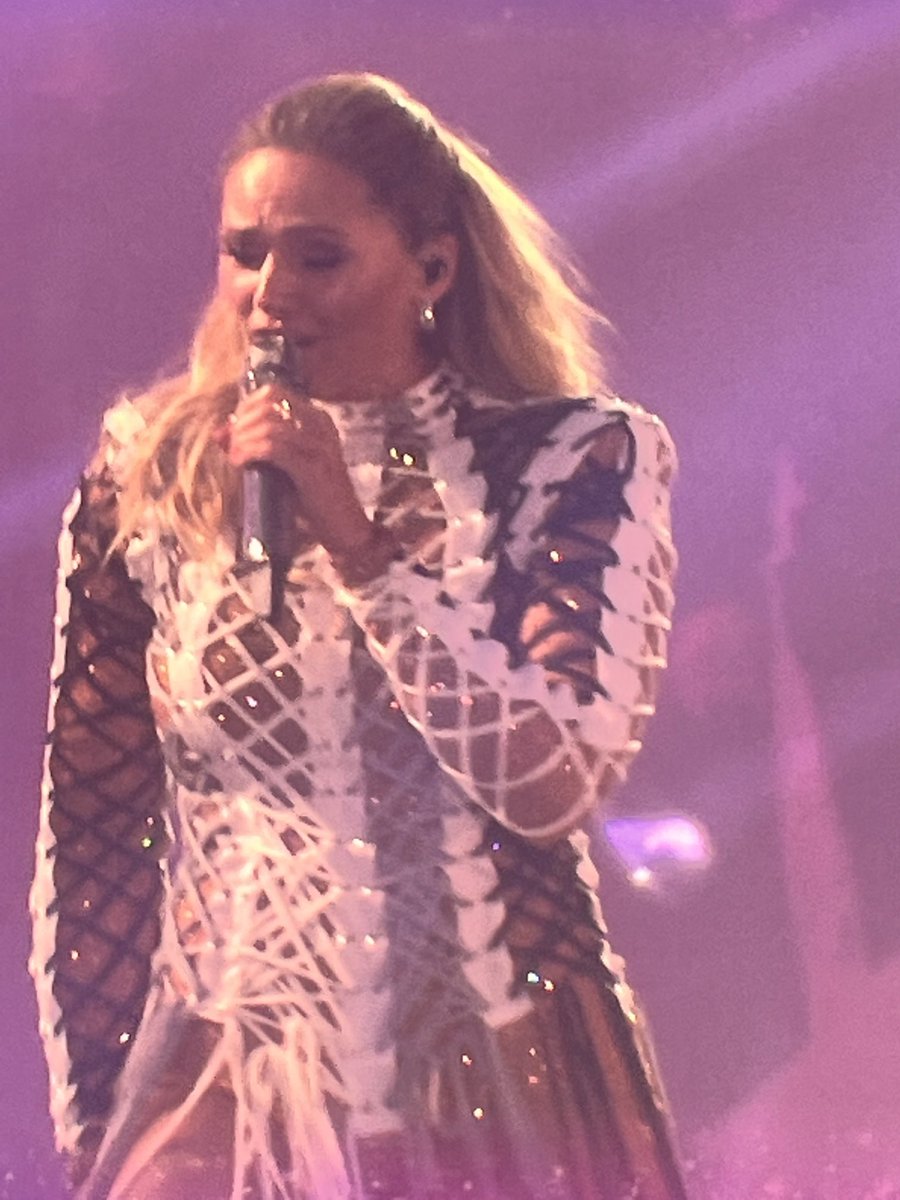 ingebaten's tweet photo. En daar is ze dan #helenefischer #münchen https://t.co/D3wNlGItIN