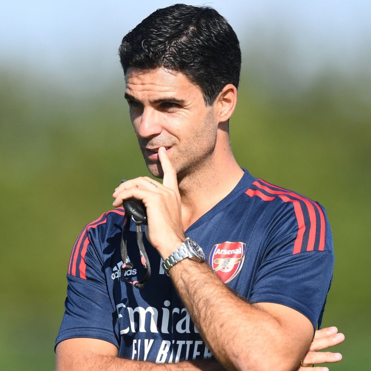 InvictosSomos's tweet photo. Son 9 de 9 puntos posibles. Están ganando y gustando. Y, ahora mismo, el Arsenal se encuentra en la cima de la Premier League. Sonríe Arteta y se ilusionan los aficionados del club londinense. LÍDERES. https://t.co/ps6fHbExno