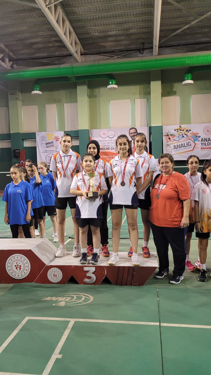 Türkiye 3️⃣. süyüz💪🙋‍♂️

Mersin 'de Anadolu Yıldızlar Ligi Badminton Türkiye Şampiyonasındayız♥️

Kız takımımız Türkiye 3. Oldu💪🏸

Takımımızı ve Antrenörlerimiz Yusuf Meşe, Serdar Daniyar ve Ümmü Ak hocalarımızı
tebrik ediyoruz👏