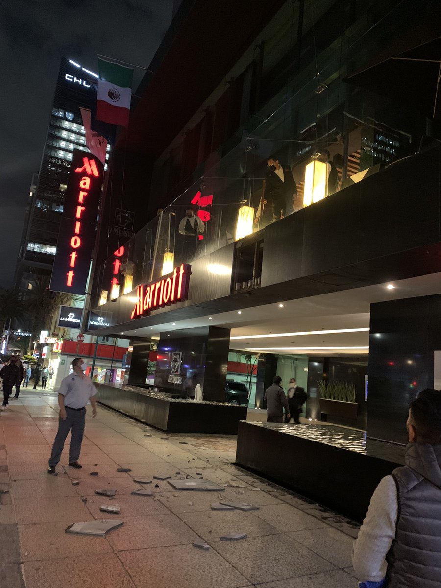 ayTom_'s tweet photo. Anoche estaba afuera del @Marriott_CDMX esperando mi Uber, cuando de repente, Justo detrás mío cae desde arriba una loza de concreto a una velocidad impresionante. Apenas y pude conciliar el sueño después del shock. 🥺🫣 https://t.co/pw2JL0PFCa