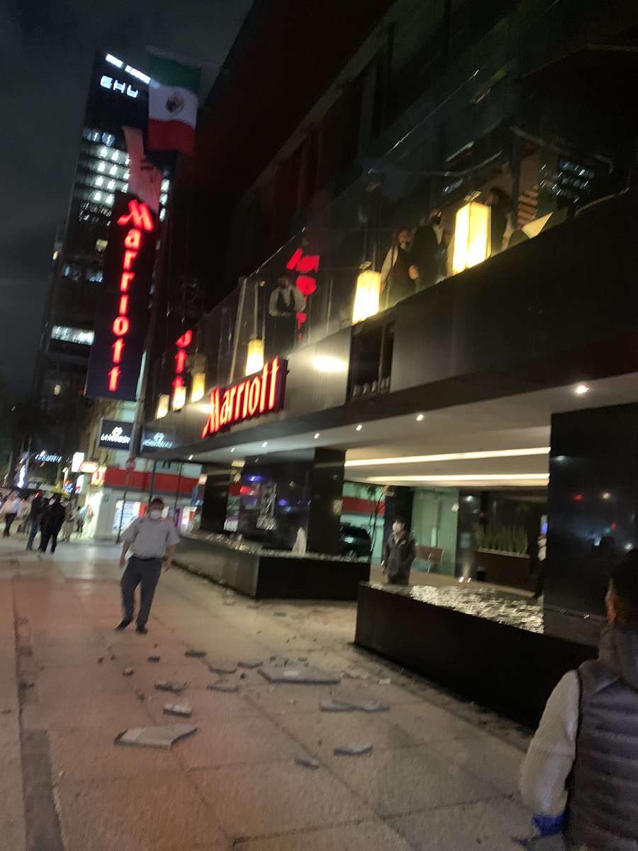 ayTom_'s tweet photo. Anoche estaba afuera del @Marriott_CDMX esperando mi Uber, cuando de repente, Justo detrás mío cae desde arriba una loza de concreto a una velocidad impresionante. Apenas y pude conciliar el sueño después del shock. 🥺🫣 https://t.co/pw2JL0PFCa