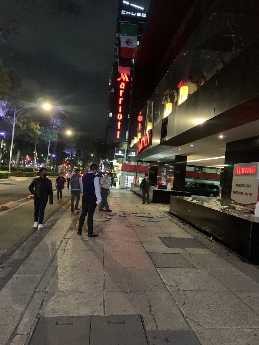 ayTom_'s tweet photo. Anoche estaba afuera del @Marriott_CDMX esperando mi Uber, cuando de repente, Justo detrás mío cae desde arriba una loza de concreto a una velocidad impresionante. Apenas y pude conciliar el sueño después del shock. 🥺🫣 https://t.co/pw2JL0PFCa