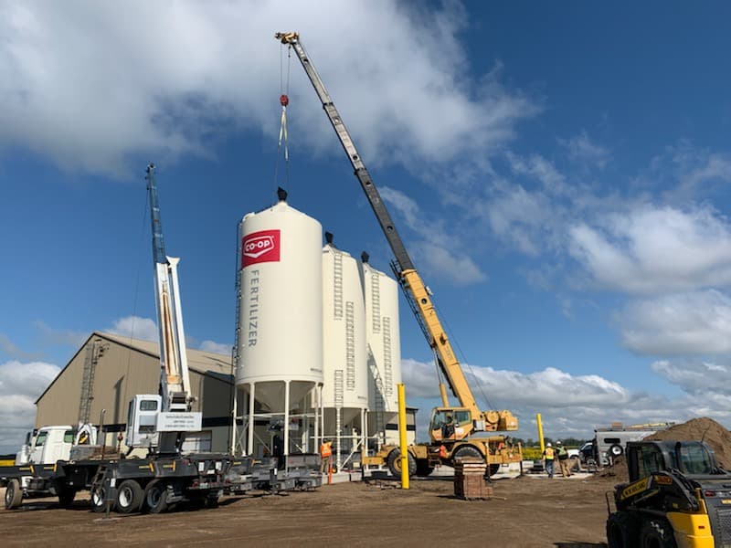homestead_coop's tweet photo. Going vertical! Work continues on our Austin Agro site! Yesterday we had 8 @meridianmfg bins placed with 2 crane operators onsite, along with the @HiTechInstall crew. We're on track to be finished by early October. #WstCdnAg #ManitobaAg #CanadianAgriculture #Manitoba #MBFarming https://t.co/eOGbX8odax