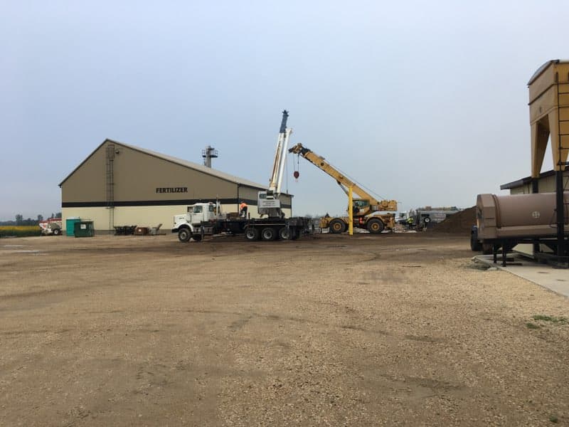 homestead_coop's tweet photo. Going vertical! Work continues on our Austin Agro site! Yesterday we had 8 @meridianmfg bins placed with 2 crane operators onsite, along with the @HiTechInstall crew. We're on track to be finished by early October. #WstCdnAg #ManitobaAg #CanadianAgriculture #Manitoba #MBFarming https://t.co/eOGbX8odax