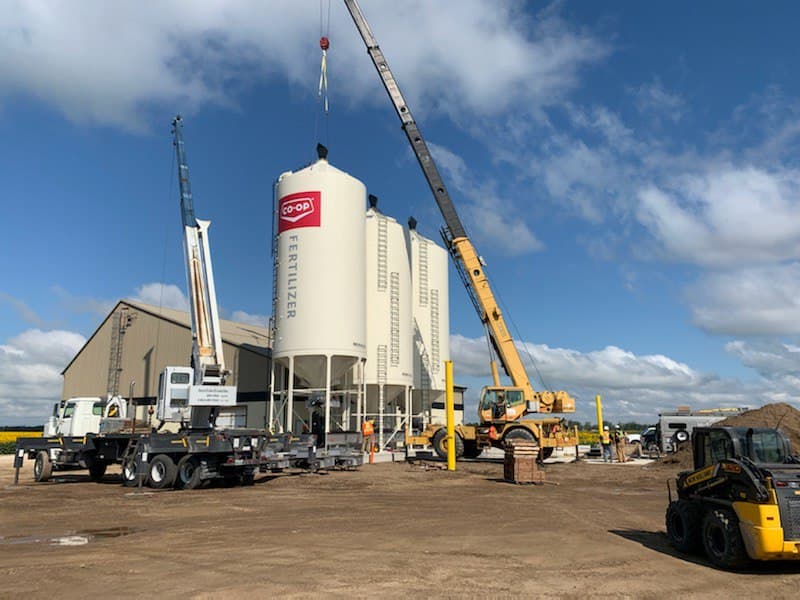 homestead_coop's tweet photo. Going vertical! Work continues on our Austin Agro site! Yesterday we had 8 @meridianmfg bins placed with 2 crane operators onsite, along with the @HiTechInstall crew. We're on track to be finished by early October. #WstCdnAg #ManitobaAg #CanadianAgriculture #Manitoba #MBFarming https://t.co/eOGbX8odax