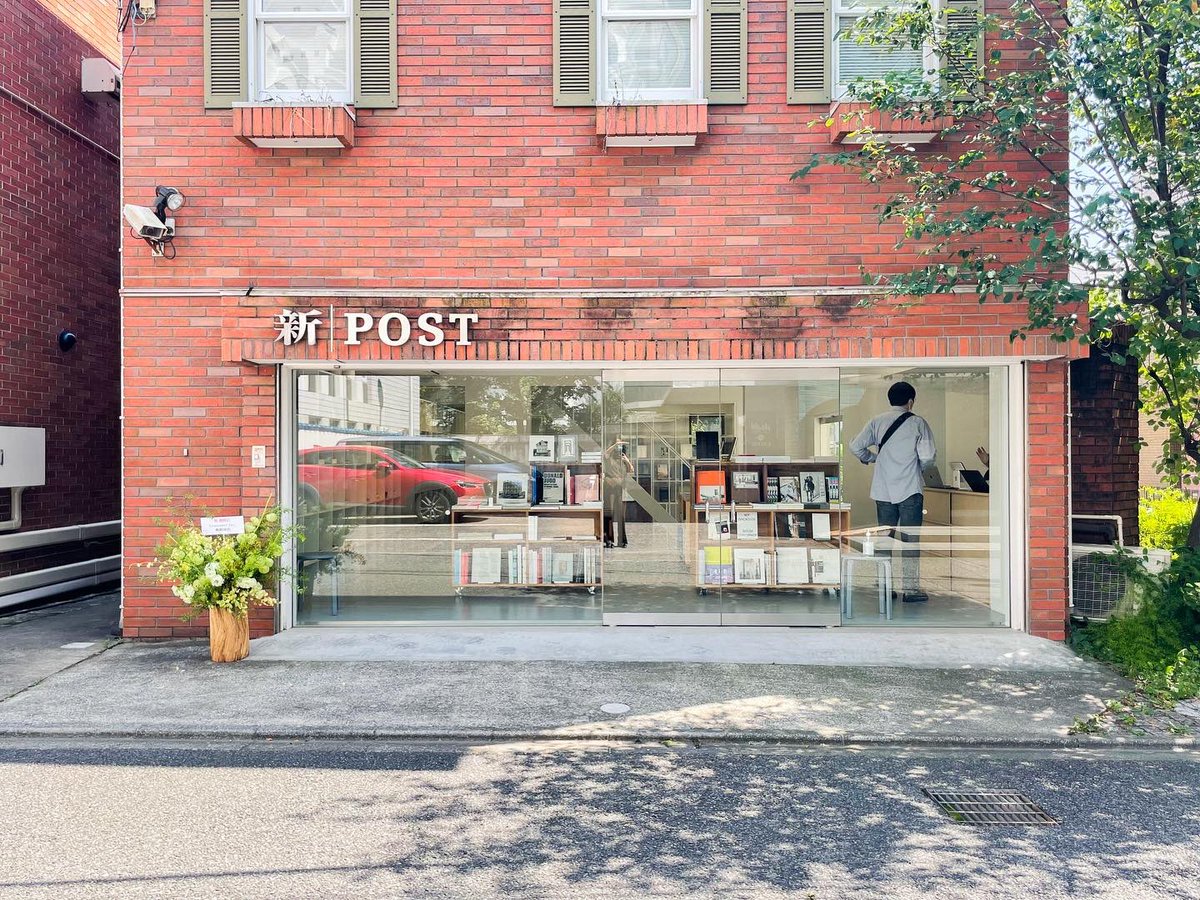 soy___t's tweet photo. 昨日オープンした新建築書店。中島さんによるカテゴリの仕方を見てるだけで、楽しい。ひとりで本を探すのとは全然違う見方ができる。2階でやってる展示では、建築家による解説を読みながら、実物を手に取れる。解説は連載「建築家のライブラリー」から抜粋したもので、WEBでも公開中。 https://t.co/rLOGtd0ejk