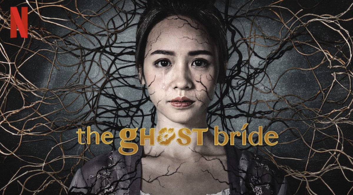 netflixth's tweet photo. 6. The Ghost Bride 🇲🇾🇹🇼
ซีรีส์ไ���้หวัน-มาเลเซีย
ว่าด้วยประเพณีเก่าแก่ที่มีอยู่จริง
นั่นคือ “การแต่งงานกับคนตาย”

ในปี 1890 หญิงสาวถูกทาบทามให้แต่งงานกับชายหนุ่มที่เสียชีวิตไปแล้ว เธอไม่��ยากแต่ง จึงต่อรองกับผีว่า จะช่วยหาฆาตกรที่ฆ่าเขาให้เจอ

#Netflixหนังซีรีส์รอบโลก #NetflixTH https://t.co/YfjJ1h676h