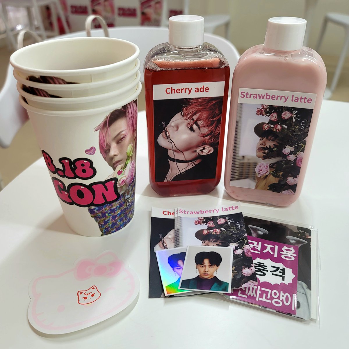 forever060819's tweet photo. 그래서 극I의 미약한 E힘을 꺼내 콜드브루 시키신 분과 스티커 한 장 교환했습니다 하하하 말 안 했으면 두고두고 후회했을 거예요🤣
액자 사진 나눔 받고 인화 사진 맘껏 가져가라고 하셔서 잔뜩 업어왔습니다ㅎㅎ
카페 예쁘게 준비해주셔서 감사해요 덕분에 즐거웠어요~🥰 https://t.co/Gy5TO7a5Oa