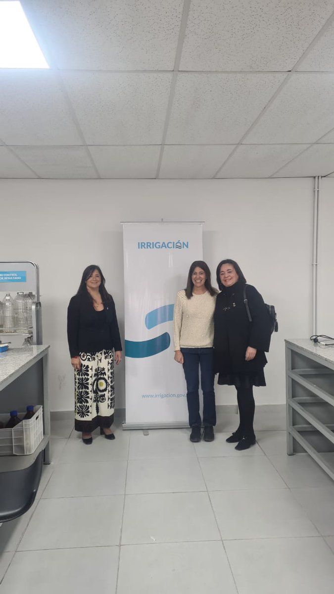 La decana de la <a href="/FCAUNCuyo/">Ciencias Agrarias UNCuyo</a>, la Dra <a href="/filippinimf/">Ma FLAVIA FILIPPINI</a> visitó el Laboratorio de #Agua de Irrigación y felicitó a las autoridades del organismo por el trabajo que vienen desarrollando. La compañaron la Jefa de Gabinete <a href="/MariteBadui/">Marite Badui</a> y la Jefa del Laboratorio, Patricia Bueno.