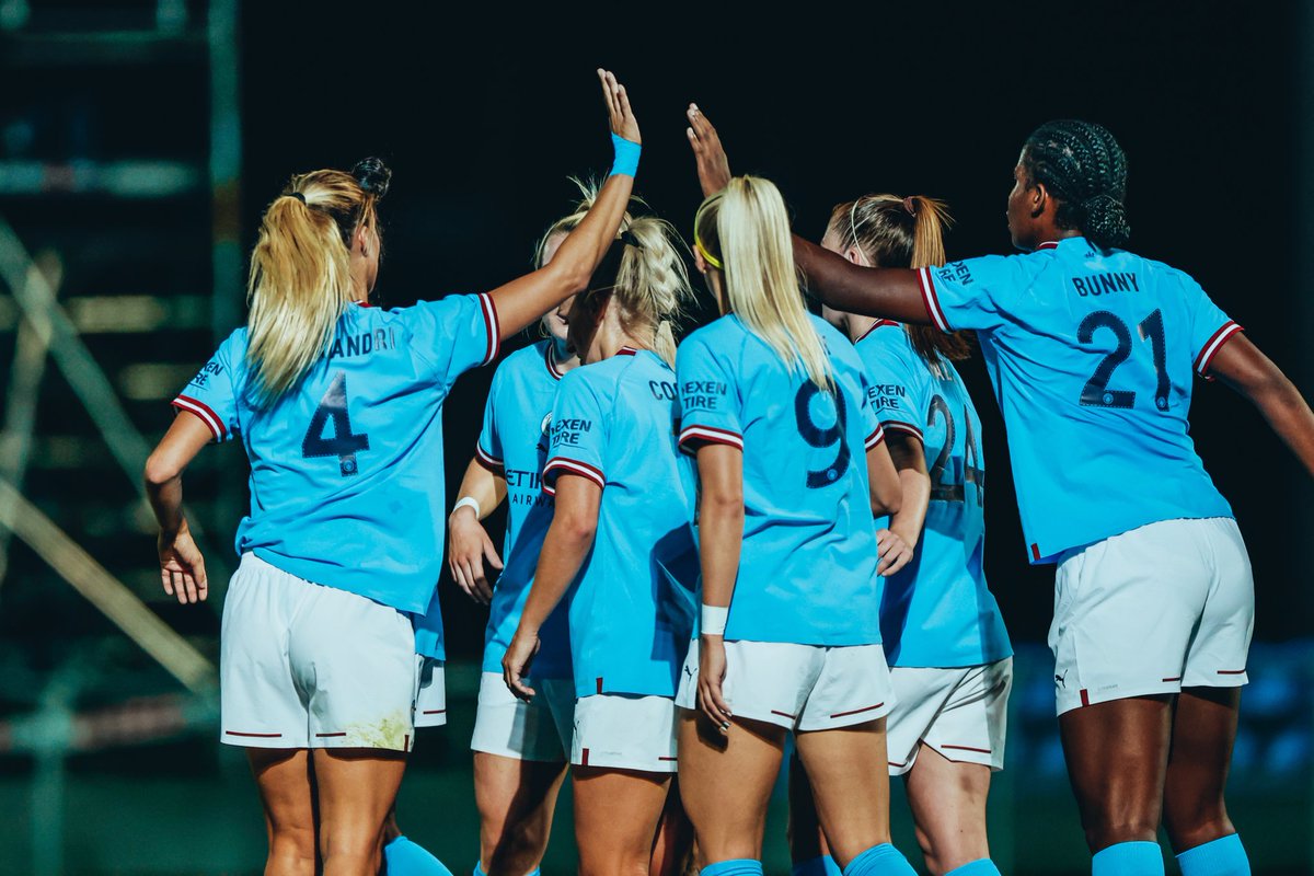 Hablemos un poquito de @ManCityWomen en su primer partido por #UWCL. El City ganó 6-0 al Tomiris-Turan y la venezolana, @deynac18 debutó oficialmente con las skyblues e hizo gol desde el punto penal. 🧵