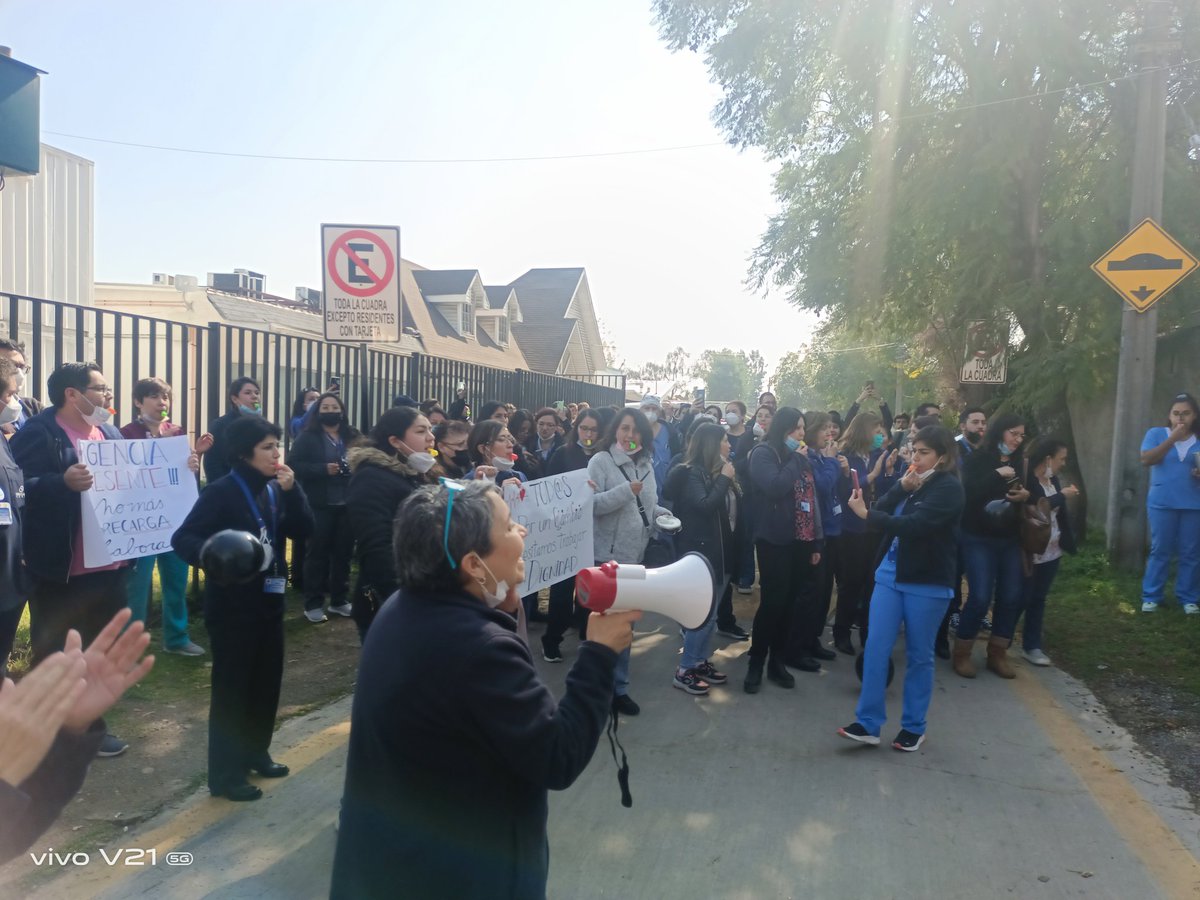 Ayer 19 seguimos en nuestra penúltima mesa de negociación, en donde lastimosamente la oferta de la empresa  es un par de zapatillas de trabajo elegida por ellos, un día de cumpleaños un par de descuentos.. Pero nada en sueldos. 6 mil millones al bolsillos de REDINTERCLINICA.