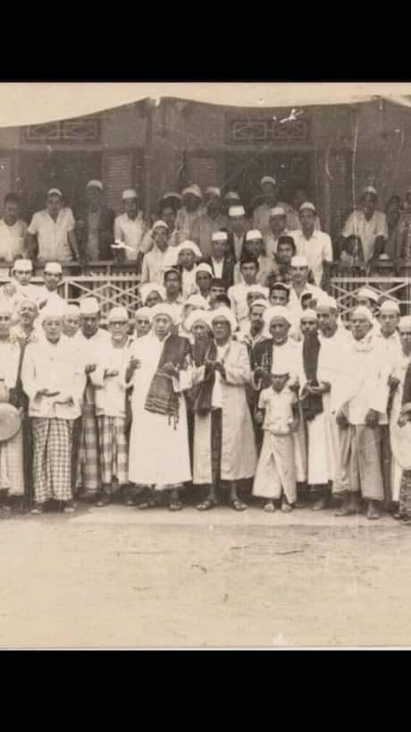 Fatimah59708894's tweet photo. Habib Ali Ibn Hassan Al Attas berkata.

Ada tiga macam wirid yang tidak pernah berpisah dengan para auliya' solihin.

dikarenakan manfaat dari wirid ini yang sangat besar dalam hidup , baik di dunia maupun akhirat :

1. Membaca 100 kali sebelum solat subuh: https://t.co/ECRcuOr1P1