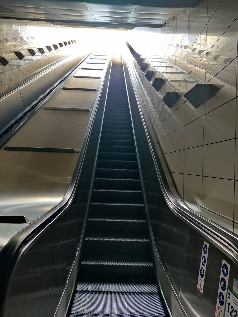 Metrodan çıkanlar yürüyen merdiveni kullanınca yeni bir bölüme geçiş yapıyorlar :)