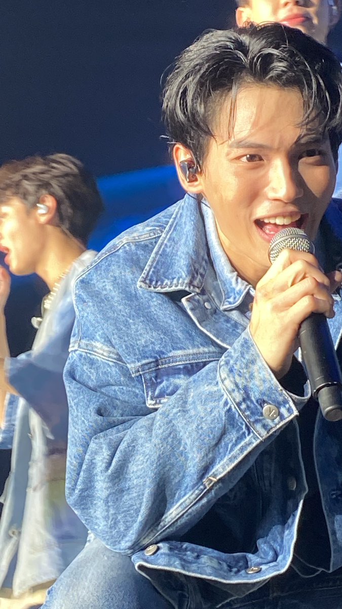 chacecas's tweet photo. Wala na ba ilalapit pa Nong Win?! 

#LOLFanfest2022 #winmetwin https://t.co/EaHzkpEWwO