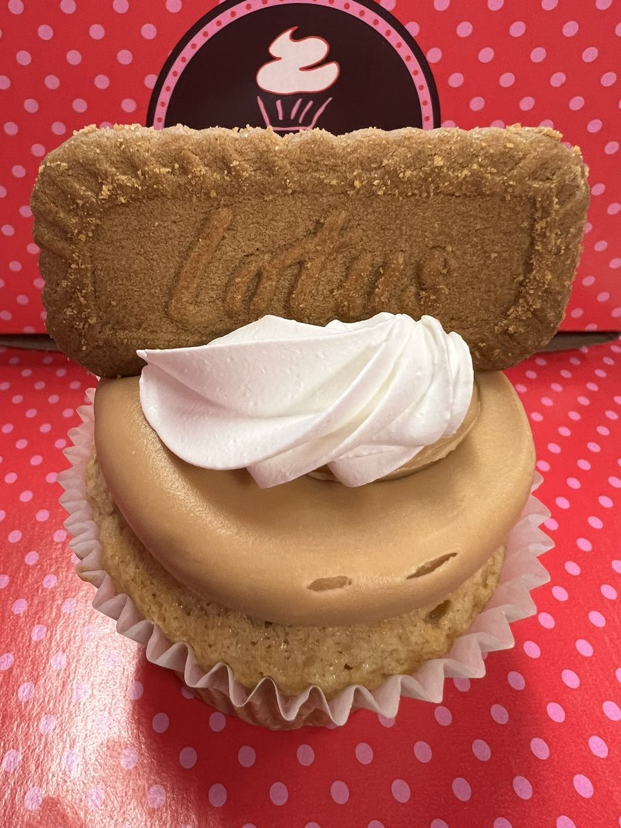 SmallCakesNDH's tweet photo. It’s #NationalBaconLoversDay! We have #MapleBacon (with #Bacon #Pancakes & #MapleSyrup) #BiscoffCookie & #Vanilla #Sprinkle #Cupcakes! +17 #delicious daily #cupcake flavors! Order pickup at 404.621.9634 or https://t.co/MTIy7NEtp6! Or get delivery thru UberEats GrubHub or DoorDash https://t.co/n0UmgNTpYd