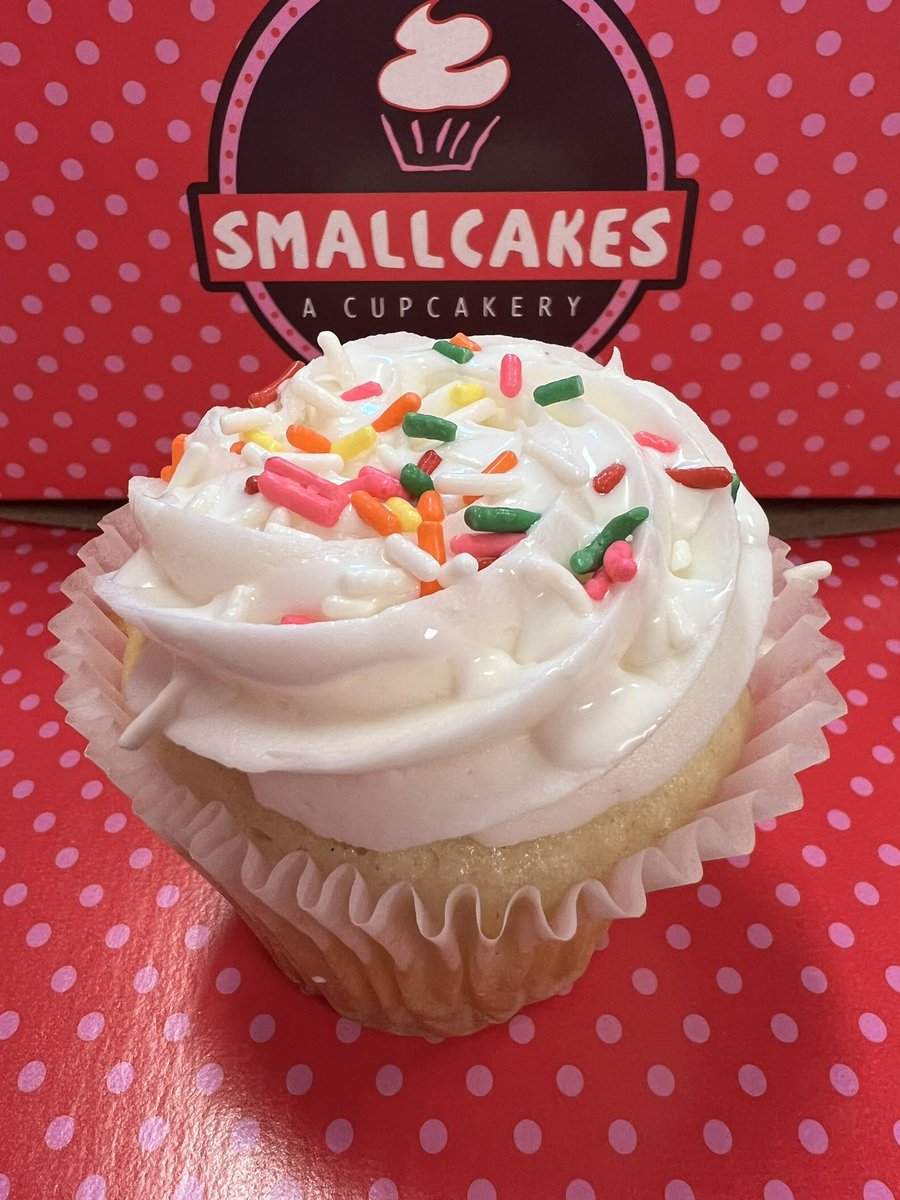 SmallCakesNDH's tweet photo. It’s #NationalBaconLoversDay! We have #MapleBacon (with #Bacon #Pancakes & #MapleSyrup) #BiscoffCookie & #Vanilla #Sprinkle #Cupcakes! +17 #delicious daily #cupcake flavors! Order pickup at 404.621.9634 or https://t.co/MTIy7NEtp6! Or get delivery thru UberEats GrubHub or DoorDash https://t.co/n0UmgNTpYd