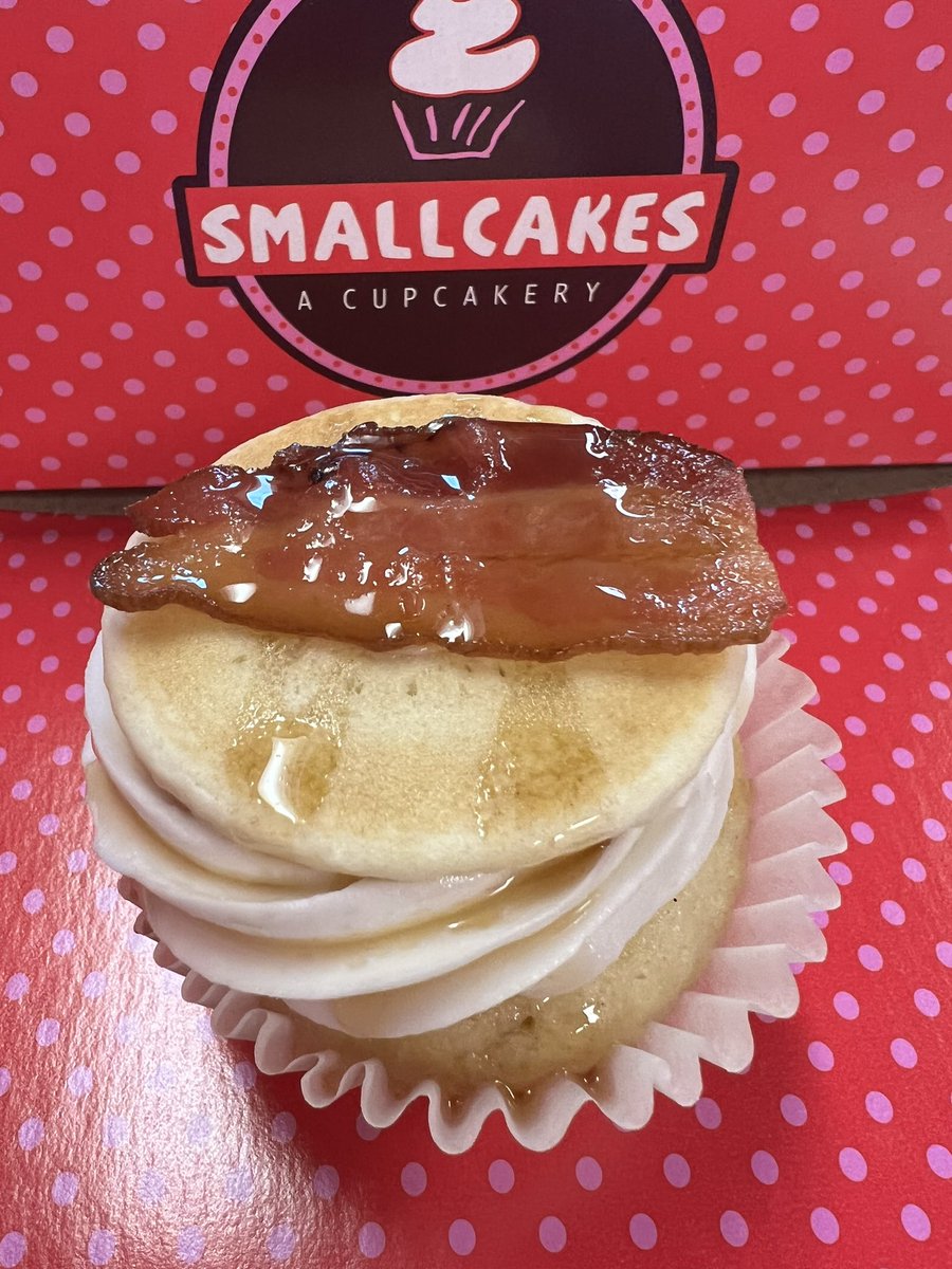 SmallCakesNDH's tweet photo. It’s #NationalBaconLoversDay! We have #MapleBacon (with #Bacon #Pancakes & #MapleSyrup) #BiscoffCookie & #Vanilla #Sprinkle #Cupcakes! +17 #delicious daily #cupcake flavors! Order pickup at 404.621.9634 or https://t.co/MTIy7NEtp6! Or get delivery thru UberEats GrubHub or DoorDash https://t.co/n0UmgNTpYd