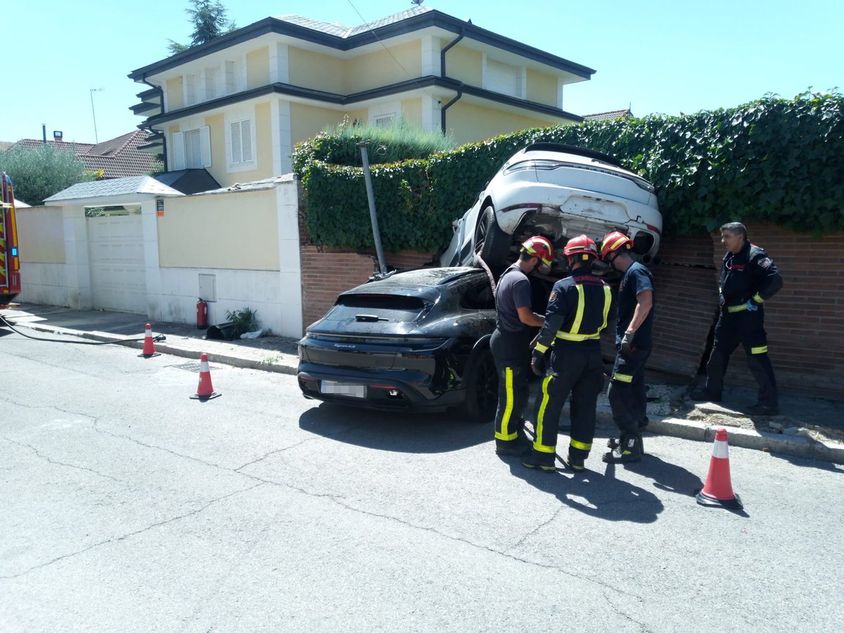 112cmadrid's tweet photo. 👉🏻 Ha ocurrido esta mañana en #AlcalaDeHenares y han intervenido #BomberosCM del #Parque23 de #ArgandadelRey.
👉🏻 Sólo ha habido una conductora atendida por una crisis de ansiedad y trasladada al Hospital por el #SUMMA112. https://t.co/PPL7ho2XXU