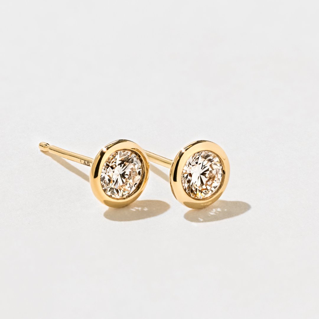 Diamond bezel stud earrings are absolute classics— just like you! Pick between 0.5ctw and 1.0ctw in the 100% recycled precious metal of your choice to add a bit of glam for any occasion.⁠
⁠
Build your perfect set, bit.ly/36983AV
Featuring: Diamond Bezel Stud Earrings⁠