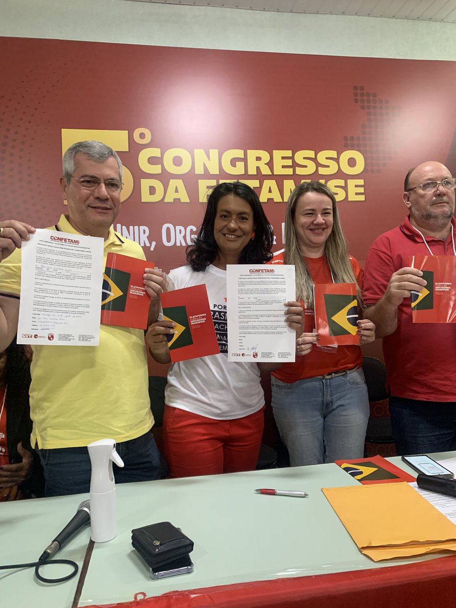 Eliane_Aquino's tweet photo. Lutar pelos direitos do funcionalismo público é um dever de todos. Precisamos estar vigilantes para que as conquistas garantidas não sejam extintas. Ainda durante o congresso, assinei a carta de compromisso e assumi, mais uma vez, que o meu lado é das servidoras e dos servidores. https://t.co/pyhlHGy5Cc