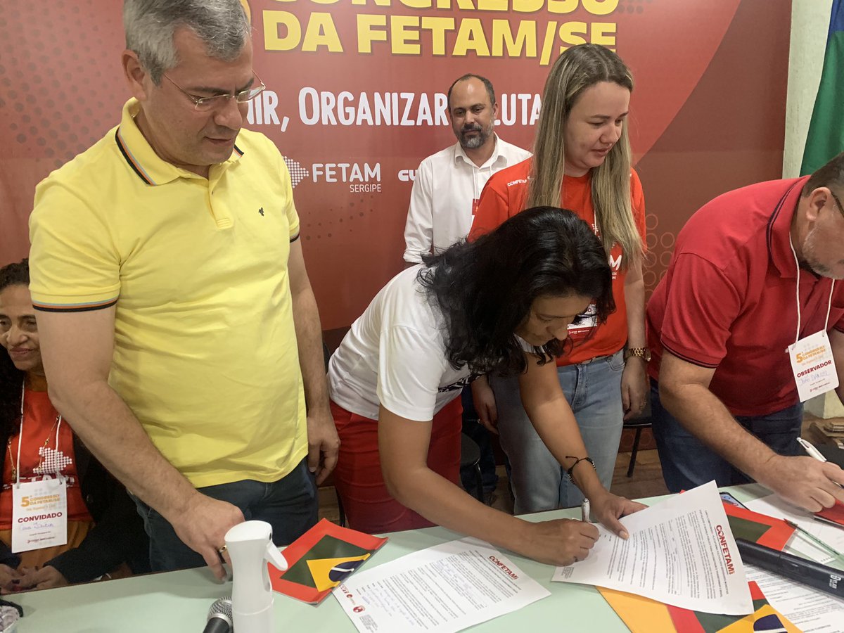 Eliane_Aquino's tweet photo. Lutar pelos direitos do funcionalismo público é um dever de todos. Precisamos estar vigilantes para que as conquistas garantidas não sejam extintas. Ainda durante o congresso, assinei a carta de compromisso e assumi, mais uma vez, que o meu lado é das servidoras e dos servidores. https://t.co/pyhlHGy5Cc