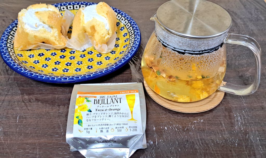 m1768138's tweet photo. 久々の夜のティータイム
・手づつみケーキ
・LUPICIAのジュテームブリヤン
LUPICIAのジュテームシリーズはたくさんありますが、これはザ・ハーブティーで美味しかったです(^q^)
今日開けたのに賞味期限が切れていて😭、いつ頃まで飲めるのでしょうか🤔
#おうちカフェ #紅茶 #ポーリッシュポタリー https://t.co/FdCBI7BQ5j