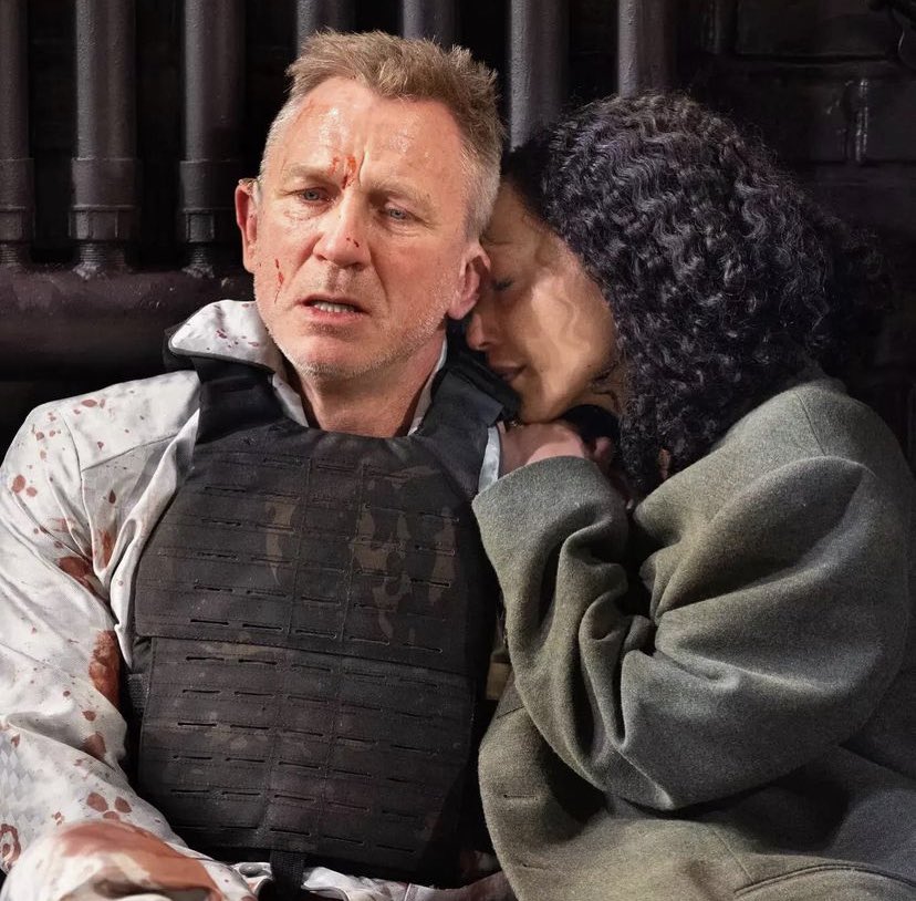 DanielCraigUPD's tweet photo. Costume pieces worn by #DanielCraig in #MacbethBway are among the silent auction items at #BroadwayFlea.
Bid on the bloodied shirt, pajamas and faux fur coat through online pre-bidding after Labor Day or in-person at Broadway Flea Market & Grand Auction. @BCEFA https://t.co/veJcuaPUDP
