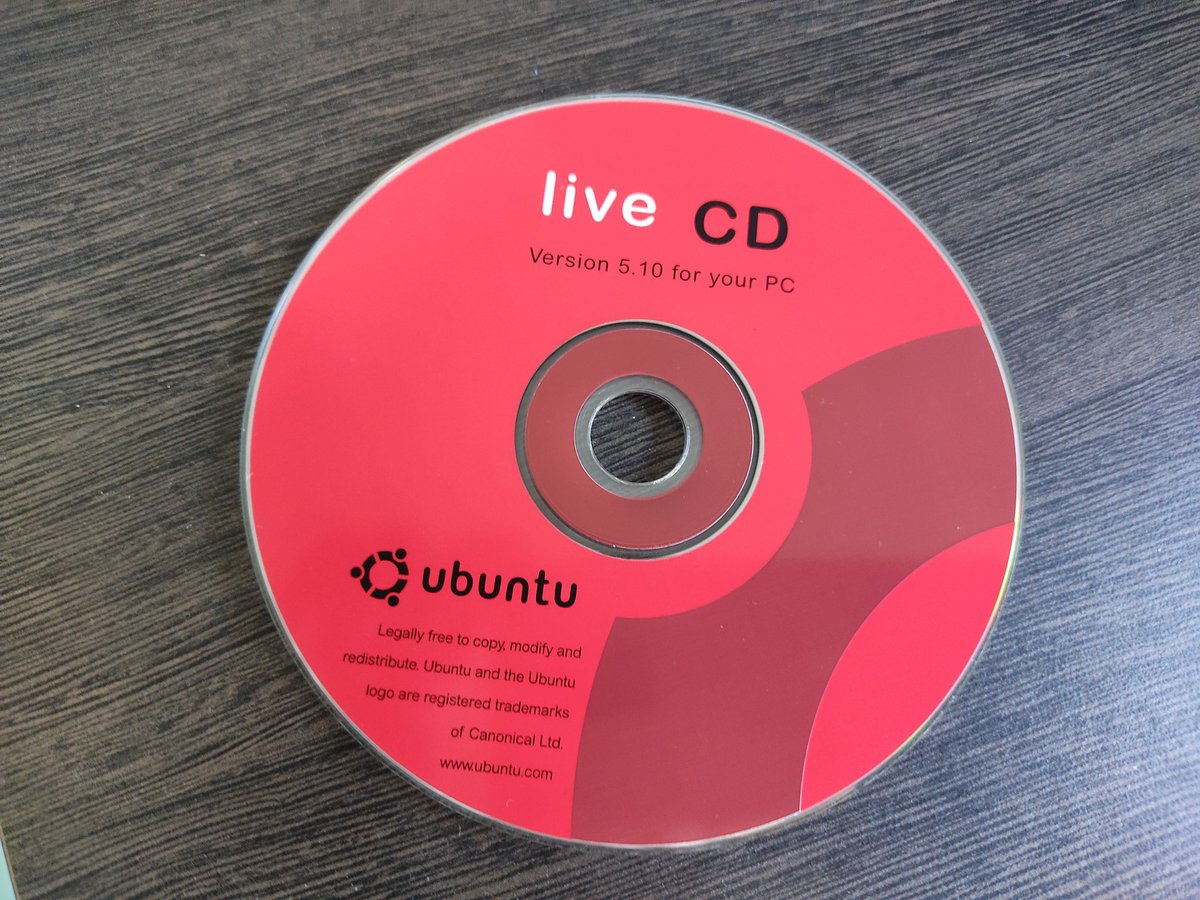 RemiSynave's tweet photo. @ubuntufrorg #Ubuntu Voilà sur quoi je tombe en faisant du rangement chez moi. La première distribution Ubuntu que j'ai installé sur mon pc. Bientôt 17 ans de fidélité ! https://t.co/hMlxBzDRCv