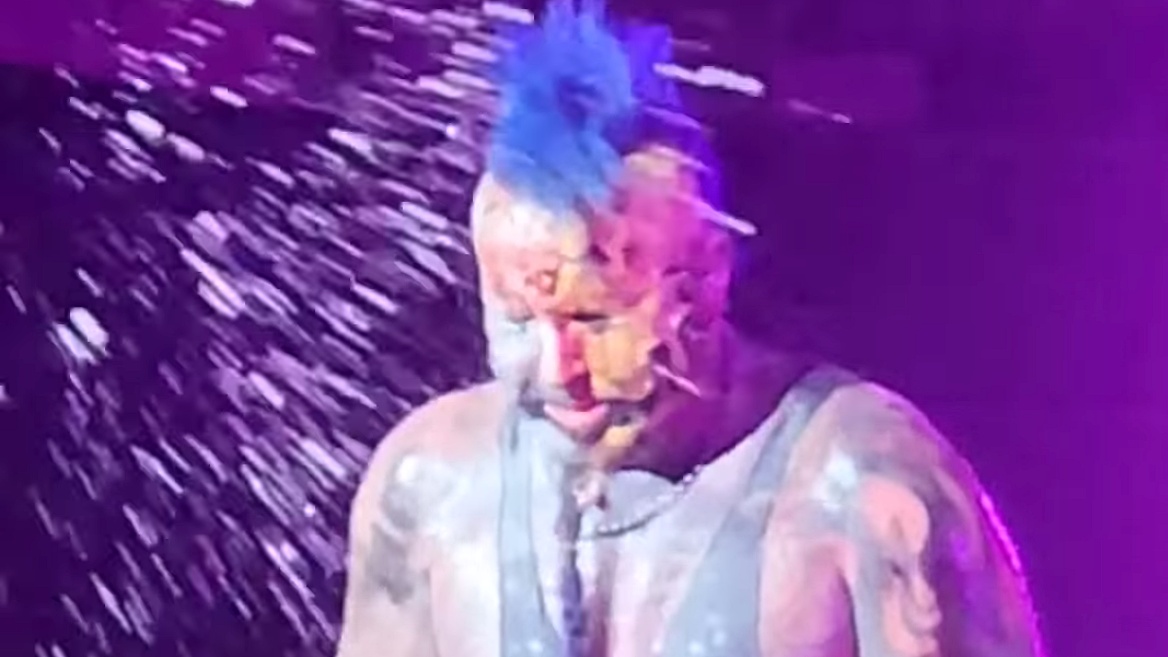 Mudvayne: Chad Gray sichtlich verärgert, als er von einem Fan mit Bier bespritzt wird
morecore.de/news/mudvayne-…

#mudvayne #chadgray #bier